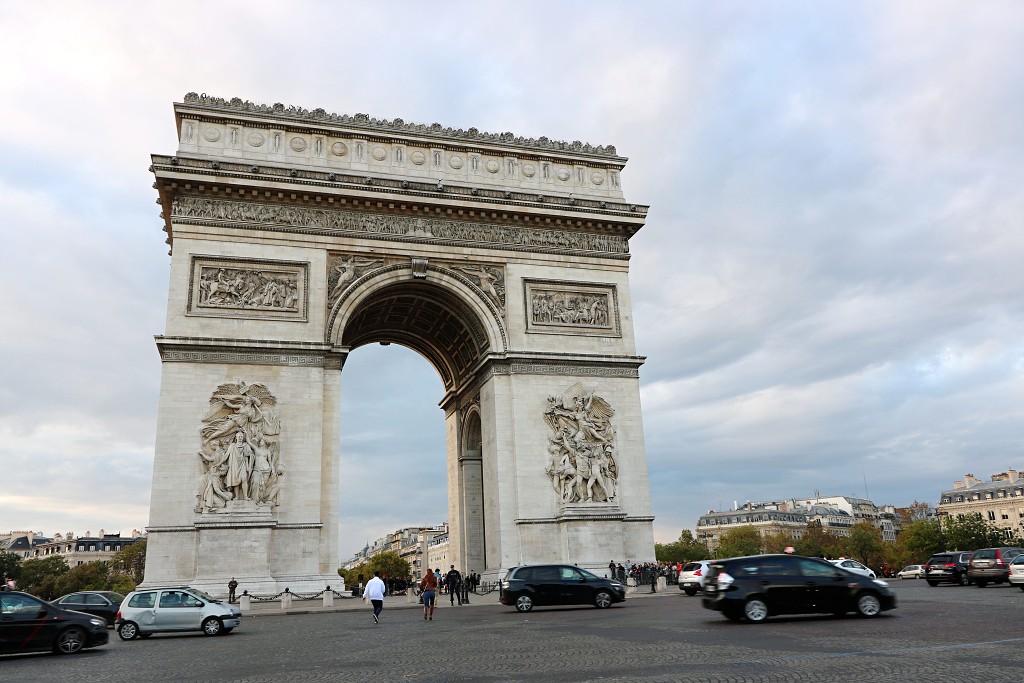 parijs france frankrijk eifeltoren basilique du Sacre coeur Arc de Triomphe Opera Garnier paris place concorde notre dame kathedraal kerk louvre museum basiliek